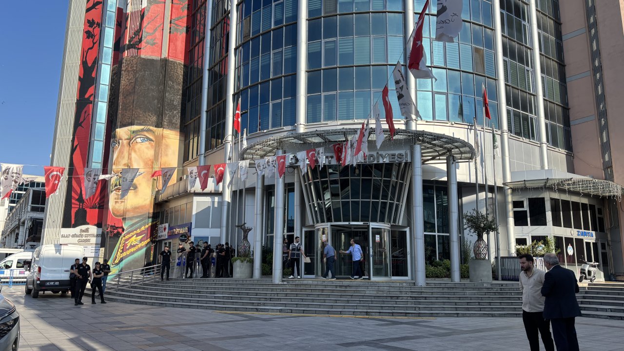 İzmit Belediyesi’ne operasyon: Başkan ve eşi de gözaltında