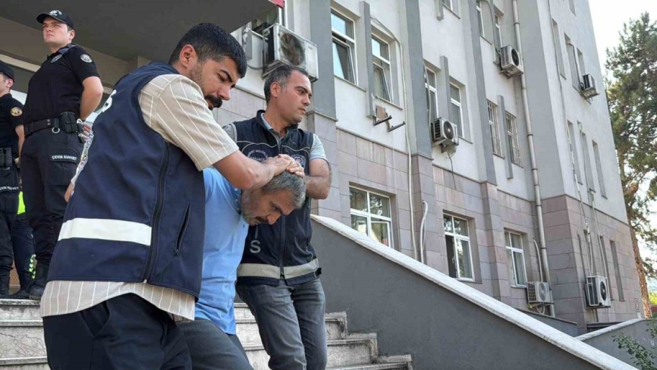 Üç çocuğunu dışarı çıkartıp, karısının boğazını kesti!