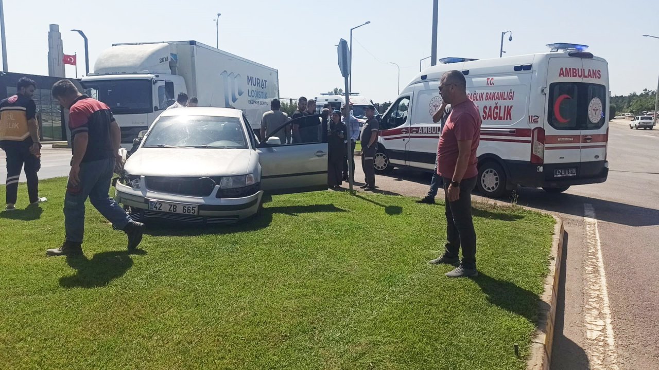 Konya'da kaza! Otomobil kamyonla çarpıştı: 3 yaralı