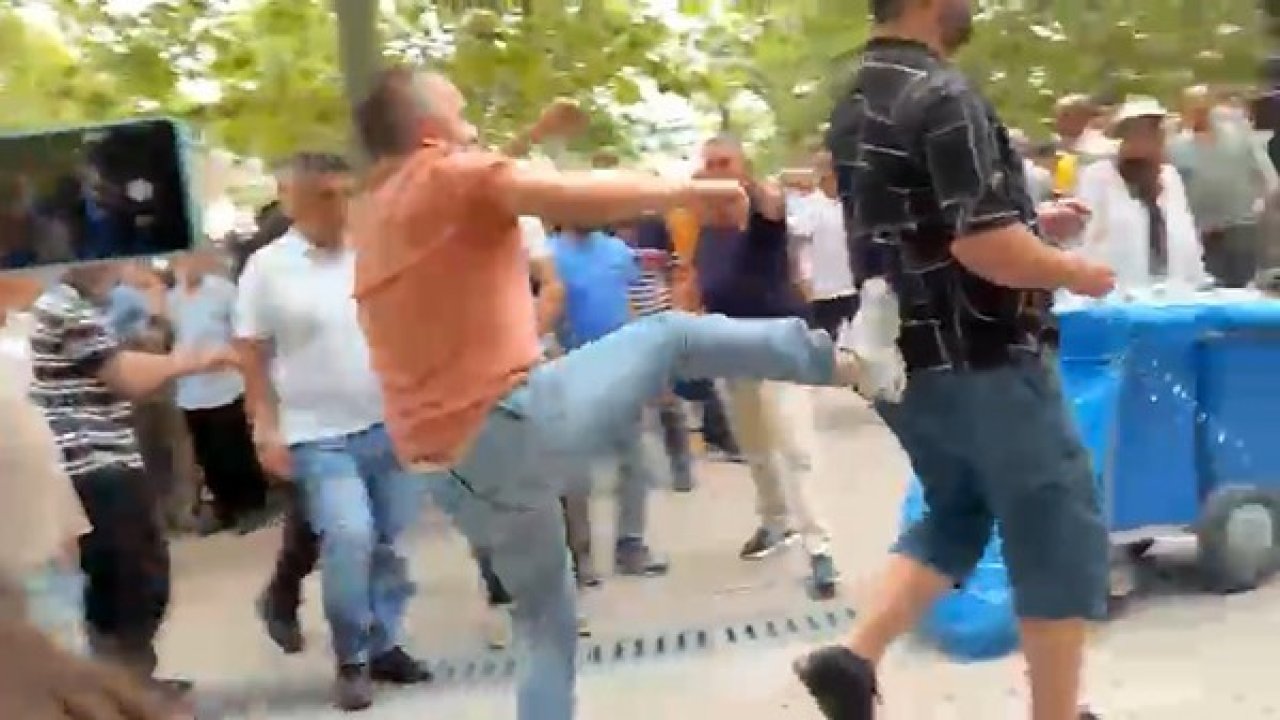 Özgür Özel’in cuma namazı çıkışında tekmeli arbede