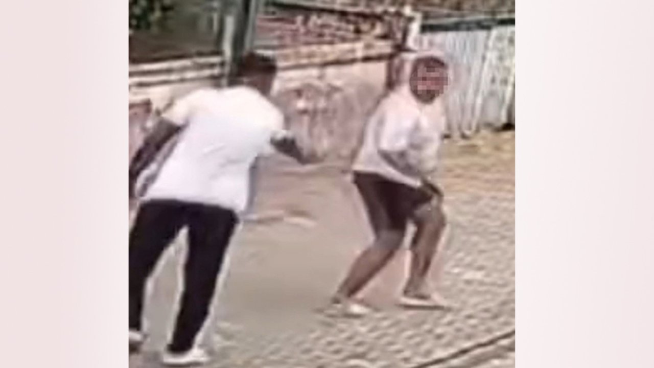Yolda yürüyorlardı! Yumruklar attı, bacaklarını tabancayla vurdu