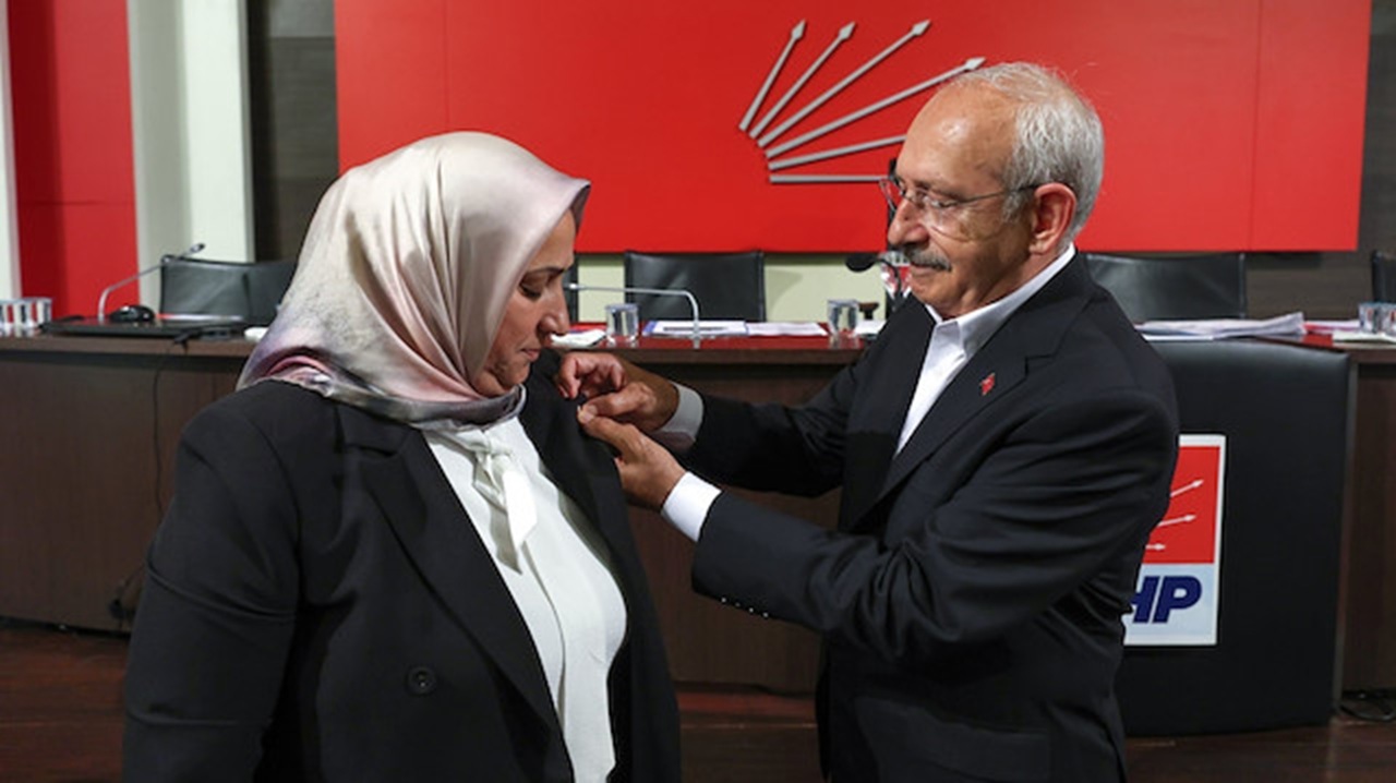 Bakın Kılıçdaroğlu üye alım töreninde ne yapmış!