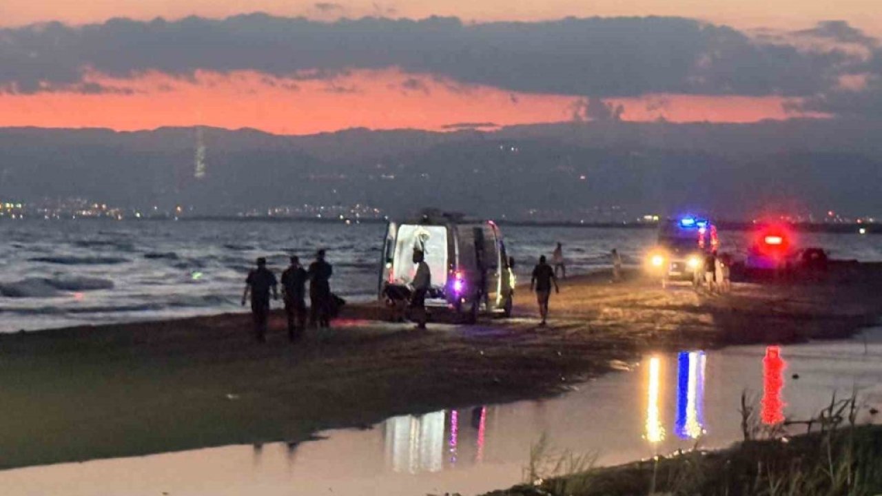 Denize giren 5 kişilik aileden 3'ü boğuldu
