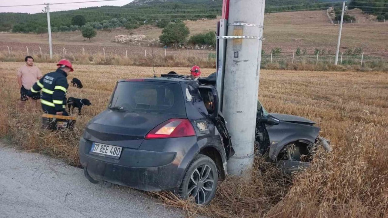İlginç kaza: Otomobil direğe girdi!