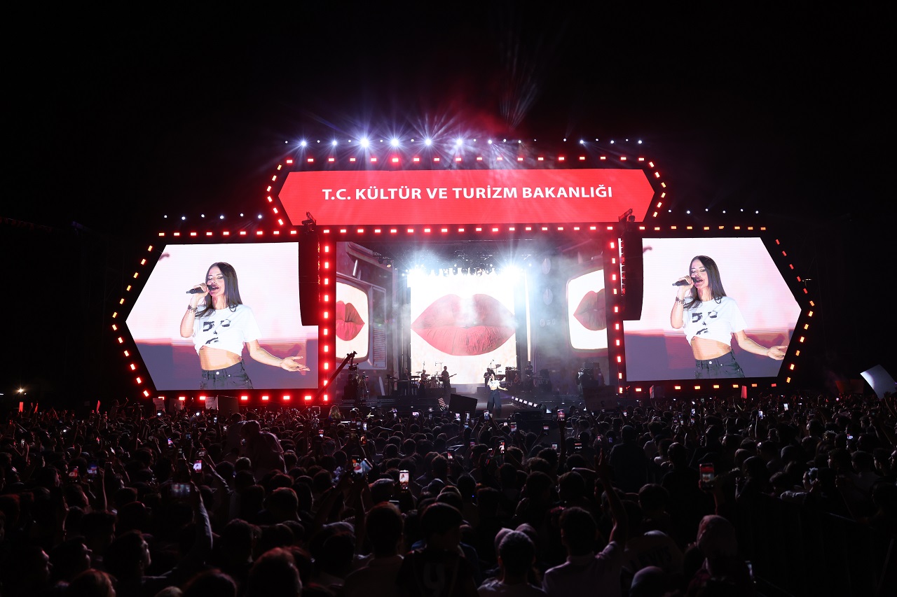 Konya Kültür Yolu Festivali Simge'yle kapanış yaptı!