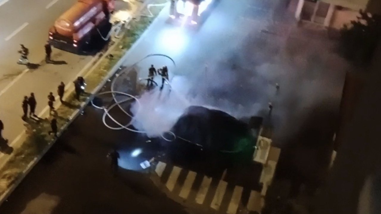 Şarj edilirken alev alan elektrikli araç bomba gibi patladı!