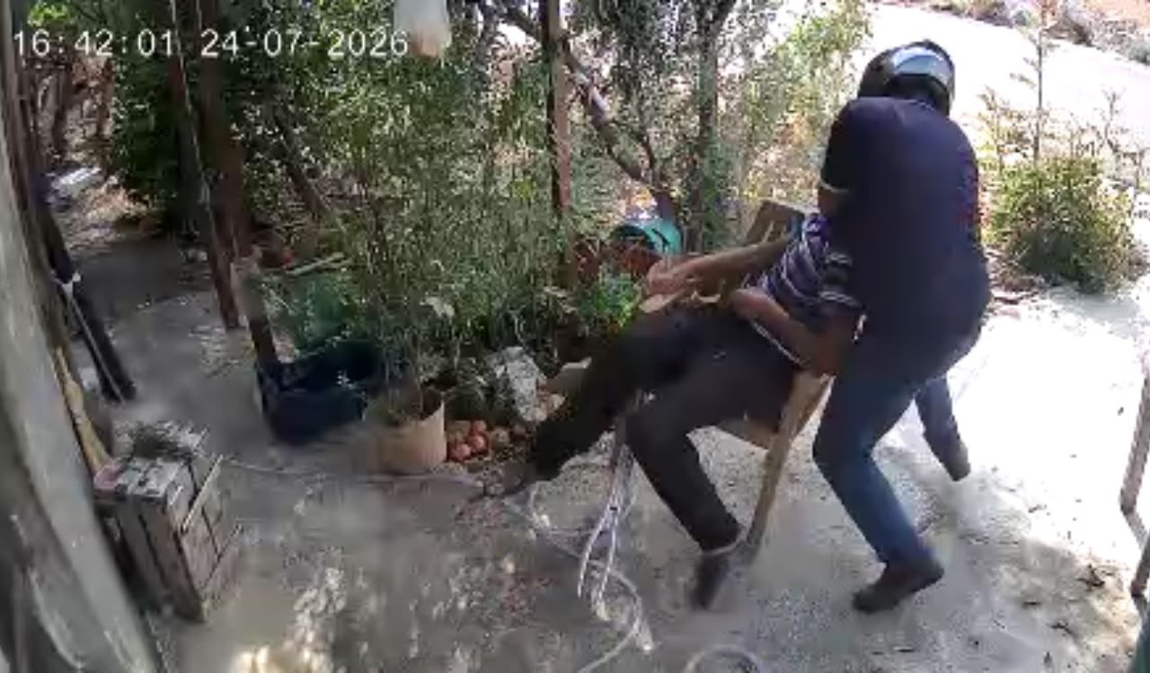 Böylesi hiç görülmedi! Ansızın geldi, yaşlı adamın  boynunu kırmaya çalıştı!