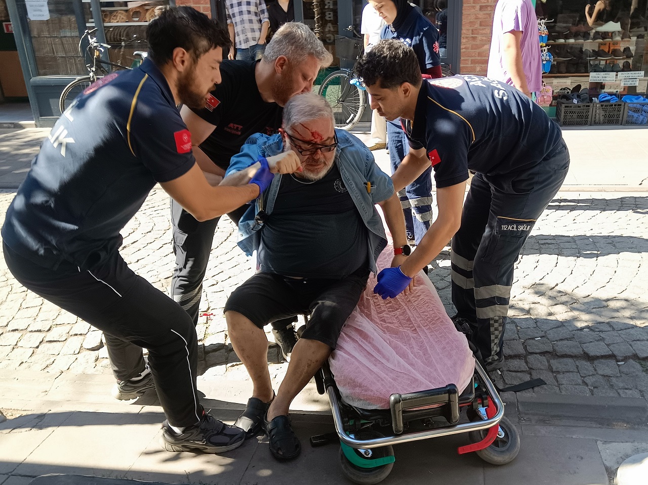 Dikkat, herkesin başına gelebilir! Kaldırımda yürürken kanlar içinde kaldı