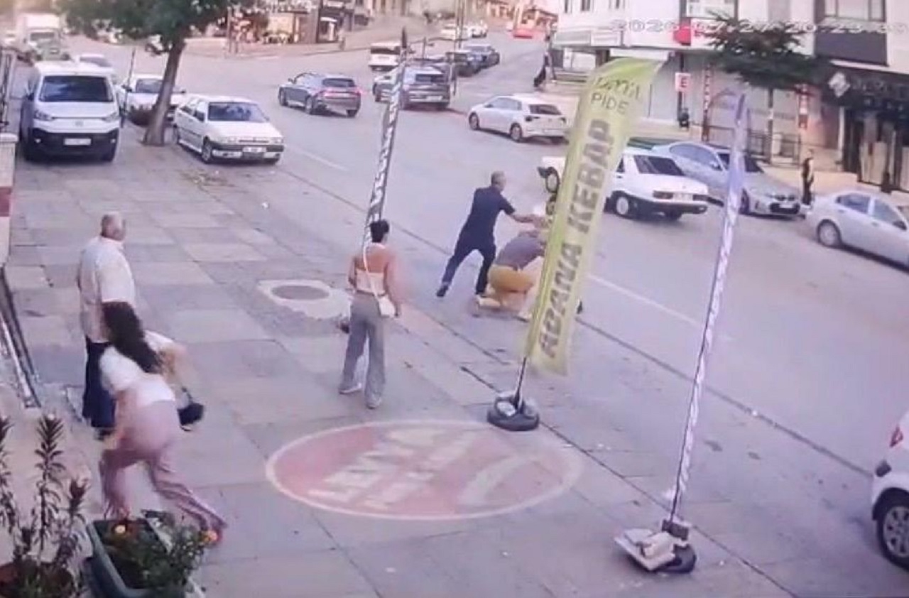 Kız çocuklarını taciz edip kaçırmak isteyen kişilere müdahale etti! Yaşlı adam feci dövüldü