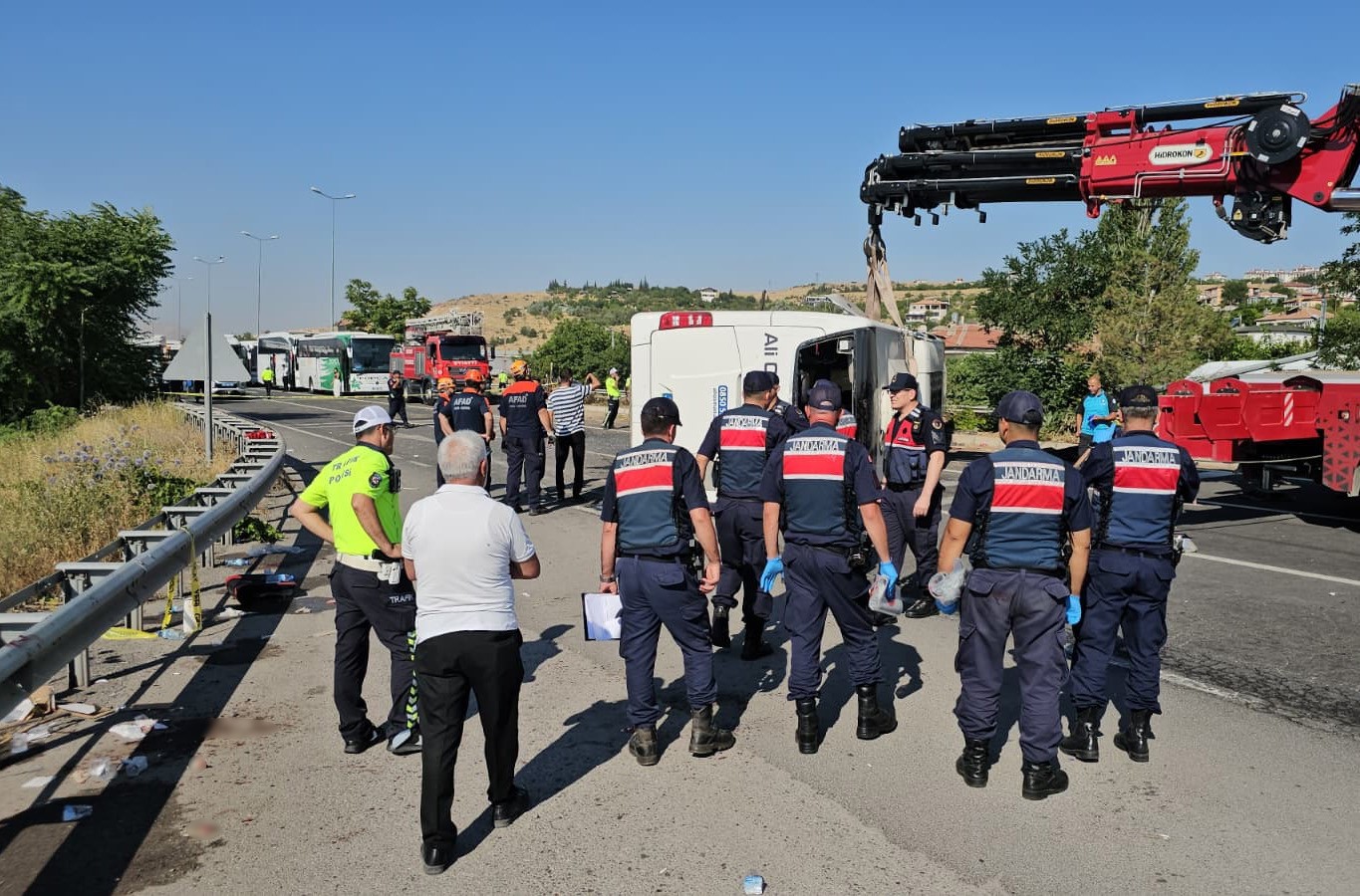 Yolcu otobüsü devrildi! Çok sayıda ölü ve yaralı var