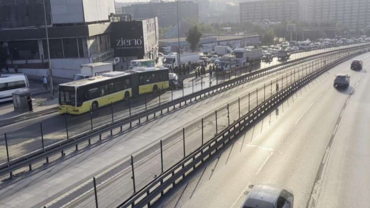 Otomobil, belediye otobüsüne çarptı: 1’i polis memuru 3 kişi öldü