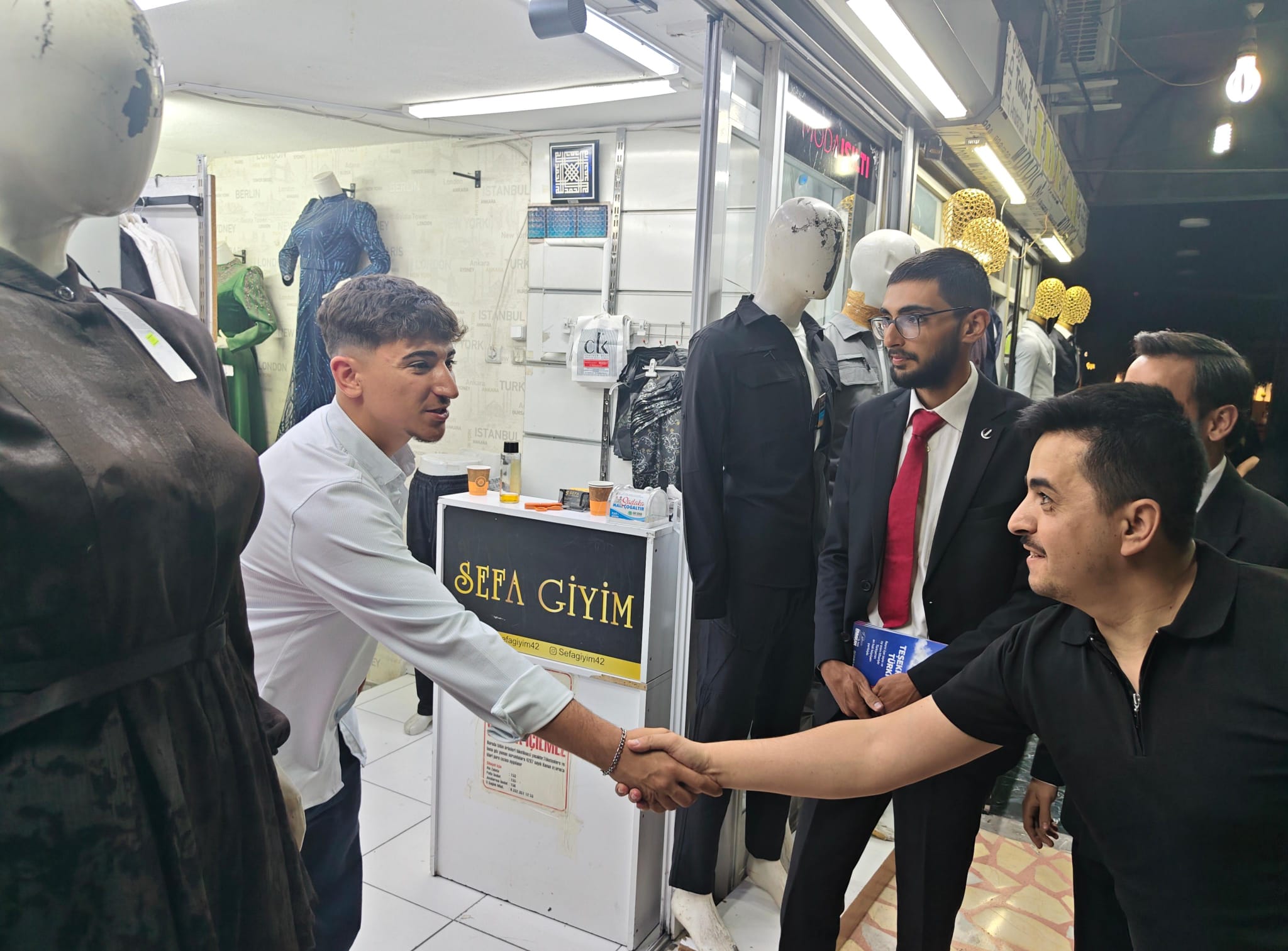 Yeniden Refah gençliği Konya esnafının kapısını çaldı!