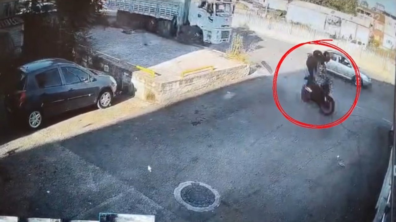 Bir adımla hayata tutundu, motosikletli duvara çarparak can verdi