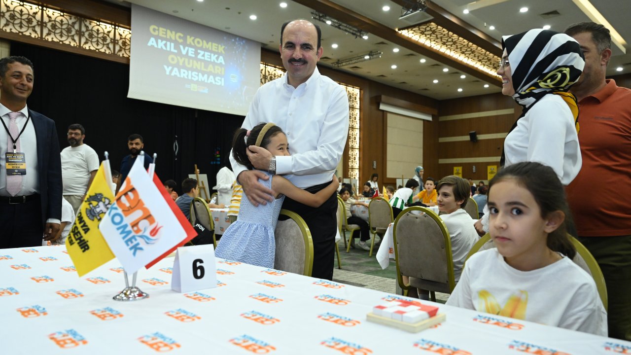 Başkan Altay, Genç Komek Akıl Ve Zekâ Oyunları’nın final turunda öğrencileri yalnız bırakmadı!