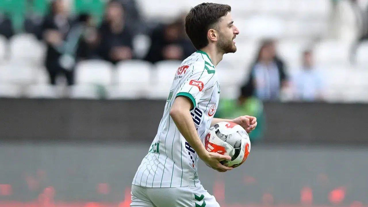 Kanat rotasyonu eksik olan Konyaspor Tunahan Taşçı'yı gönderiyor