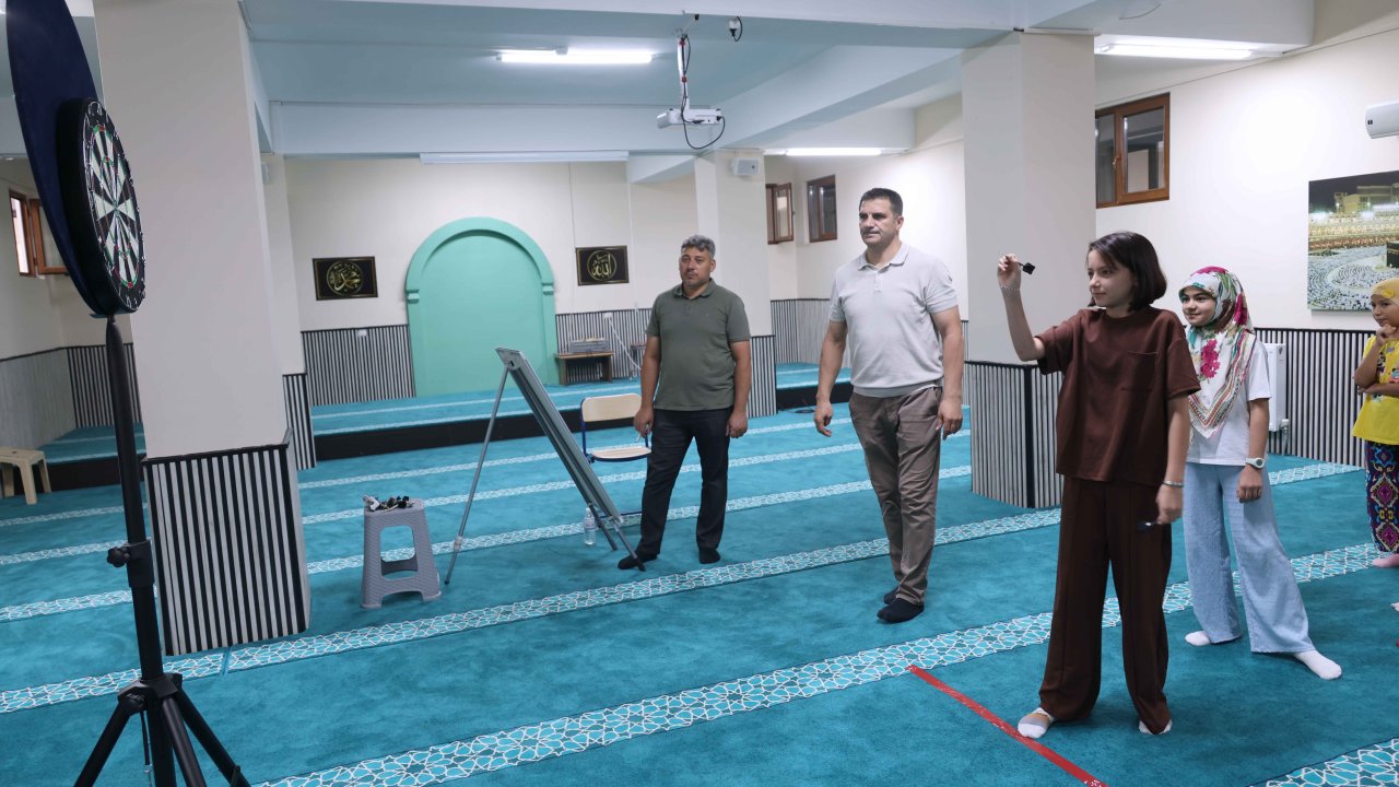 Karatay'da çocuklar camide dart oynuyor