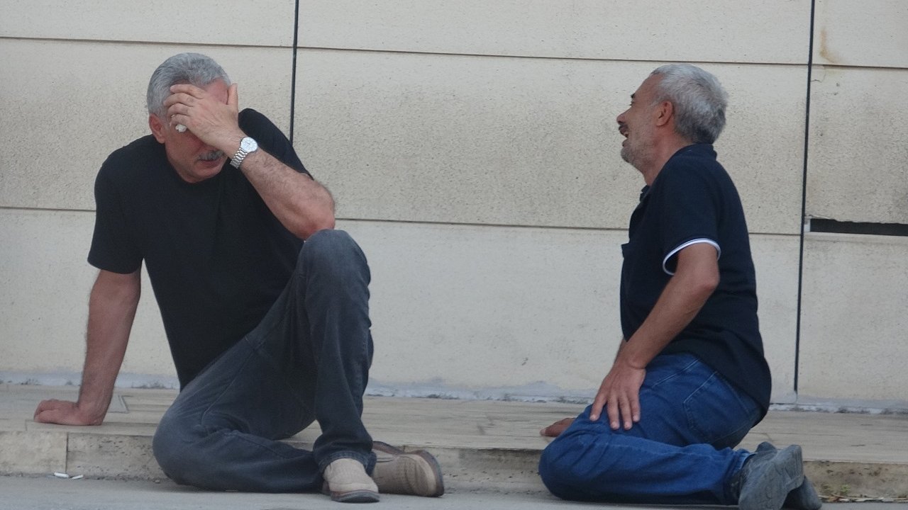 Oğlunu cenaze aracına koydu, dizlerinin üzerine çöküp feryat etti: Ciğerimi yaktın