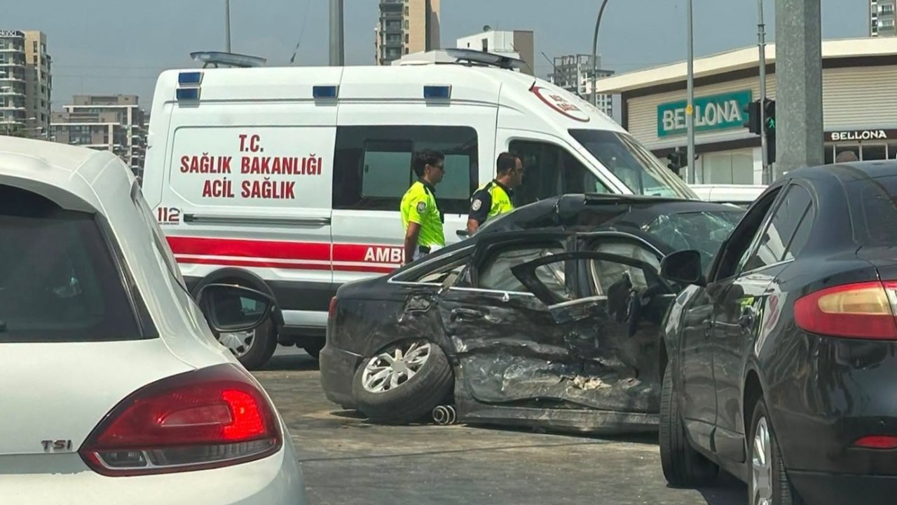 Ambulans ve otomobil çarpıştı! 5 kişi yaralandı, sağlıkçıların yaptığı dikkat çekti