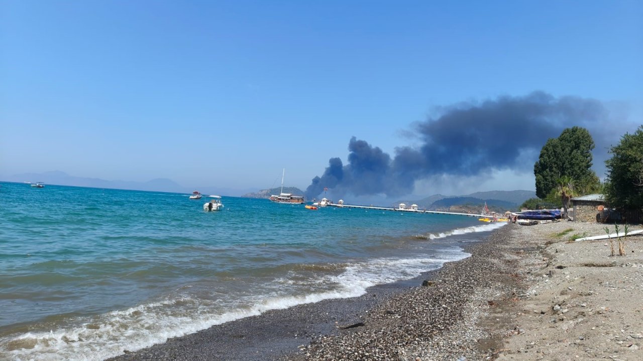 Son dakika: Fethiye’de korku dolu anlar! 115 kişilik gezi teknesi alev alev yandı