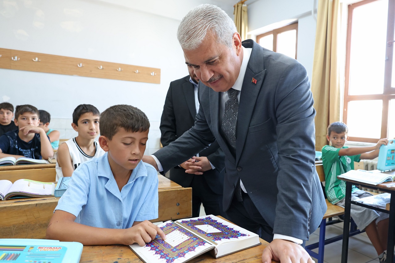 Vali Akın, TÜGVA Yaz Okulu ve Özel Genç KOMEK'li öğrencileri ziyaret etti