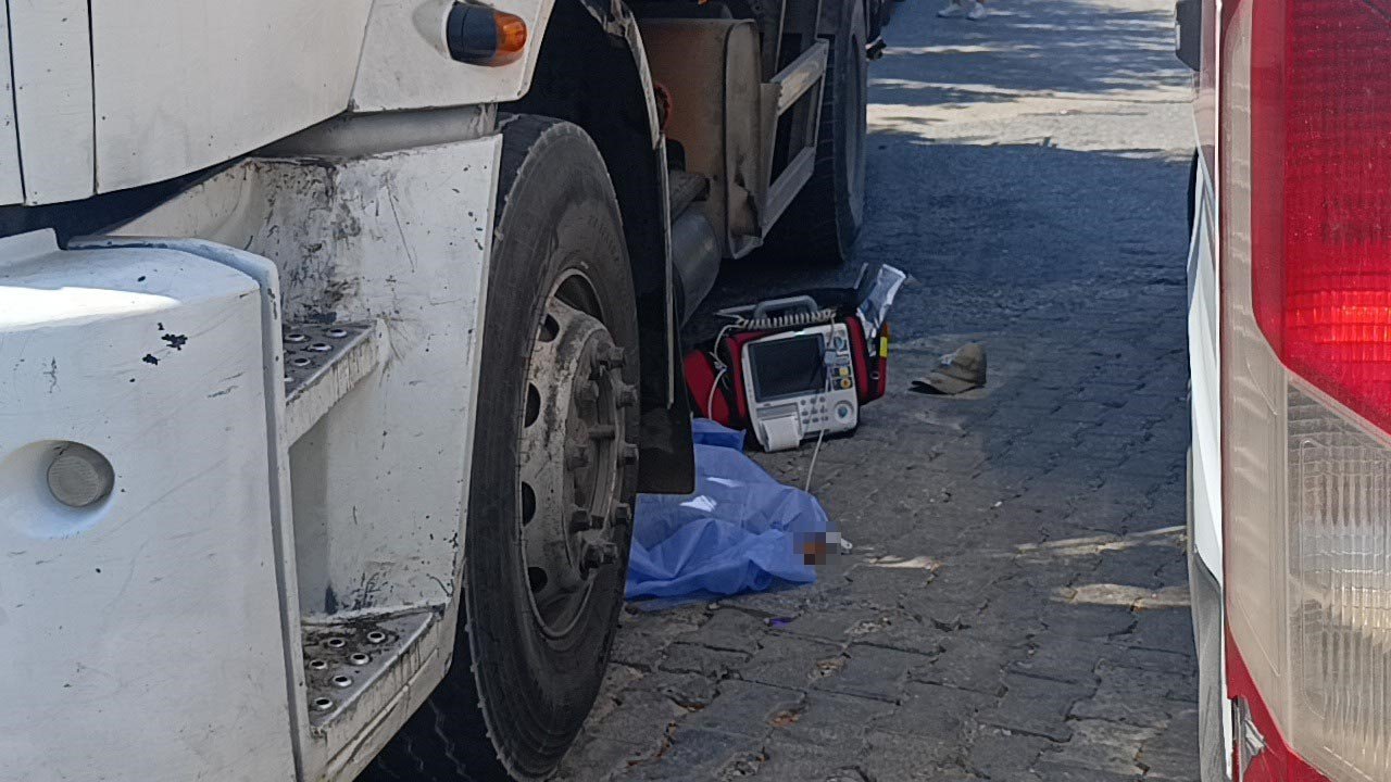 Temizlik işçisi çöp topladığı kamyonun altında kaldı