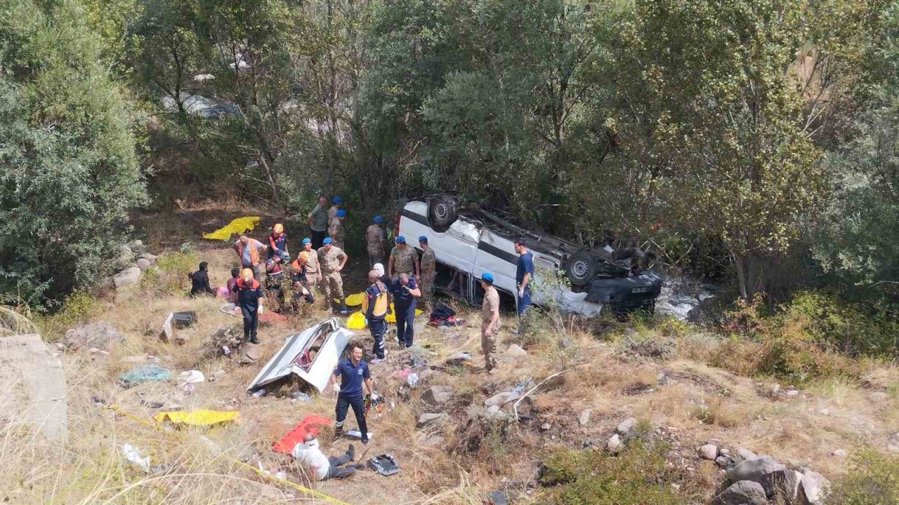 Minibüs şarampole uçtu: 4 kişi öldü, 4’ü ağır 10 kişiyi yaralandı