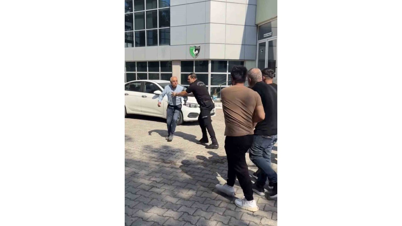 Polis ayırdı! Denizlispor tesislerinde taraftarlar ile başkan arasında gerginlik