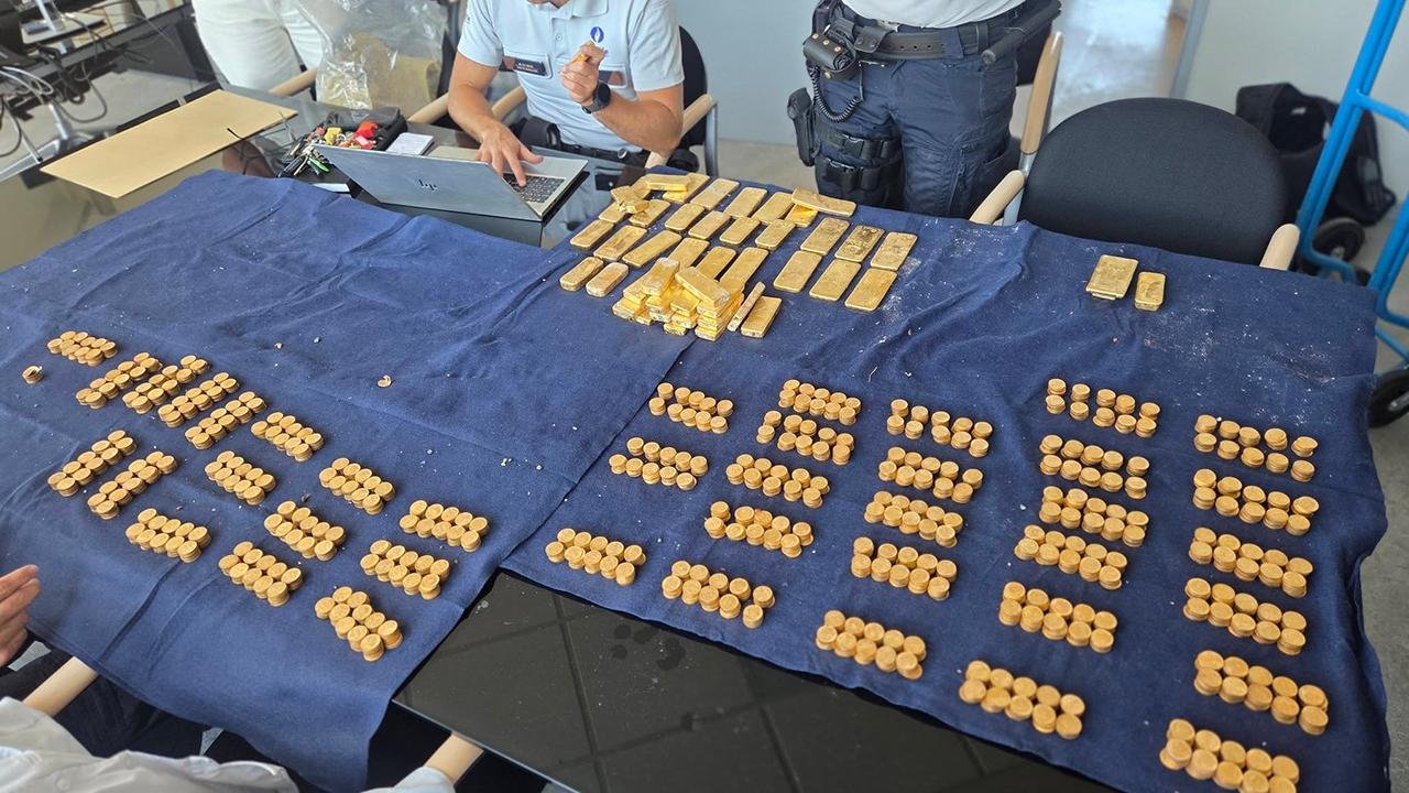 Fabrikasının temelinden servet çıktı! 40 külçe altın ve 4 bin sikke bulundu