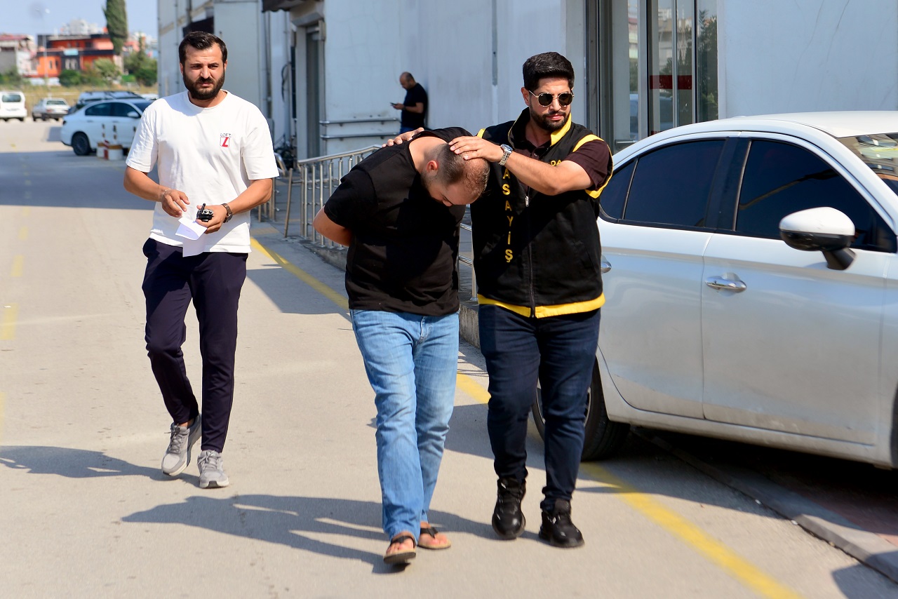 Bakışından rahatsız olduğu kişiyi öldürdü!