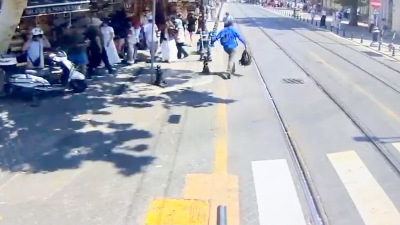 Camide namaz kılarken 450 bin TL'lik çantası çalındı!