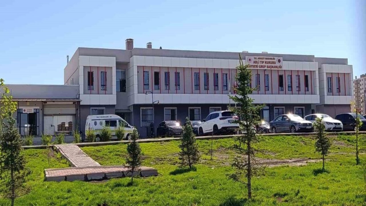 Evinen gelen arkadaşları bıçaklayarak öldürdü!