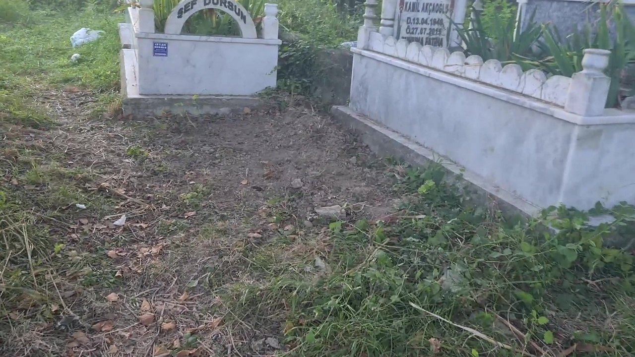 Mezarlığa bebek cesedi gömüldü iddiası