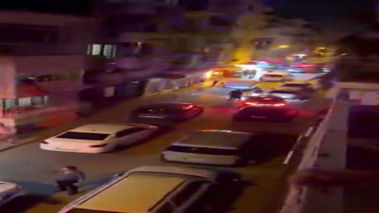 İzmir’de sokak ortasında silahlar konuştu! 14 boş kovan bulundu, 5 kişi yaralandı