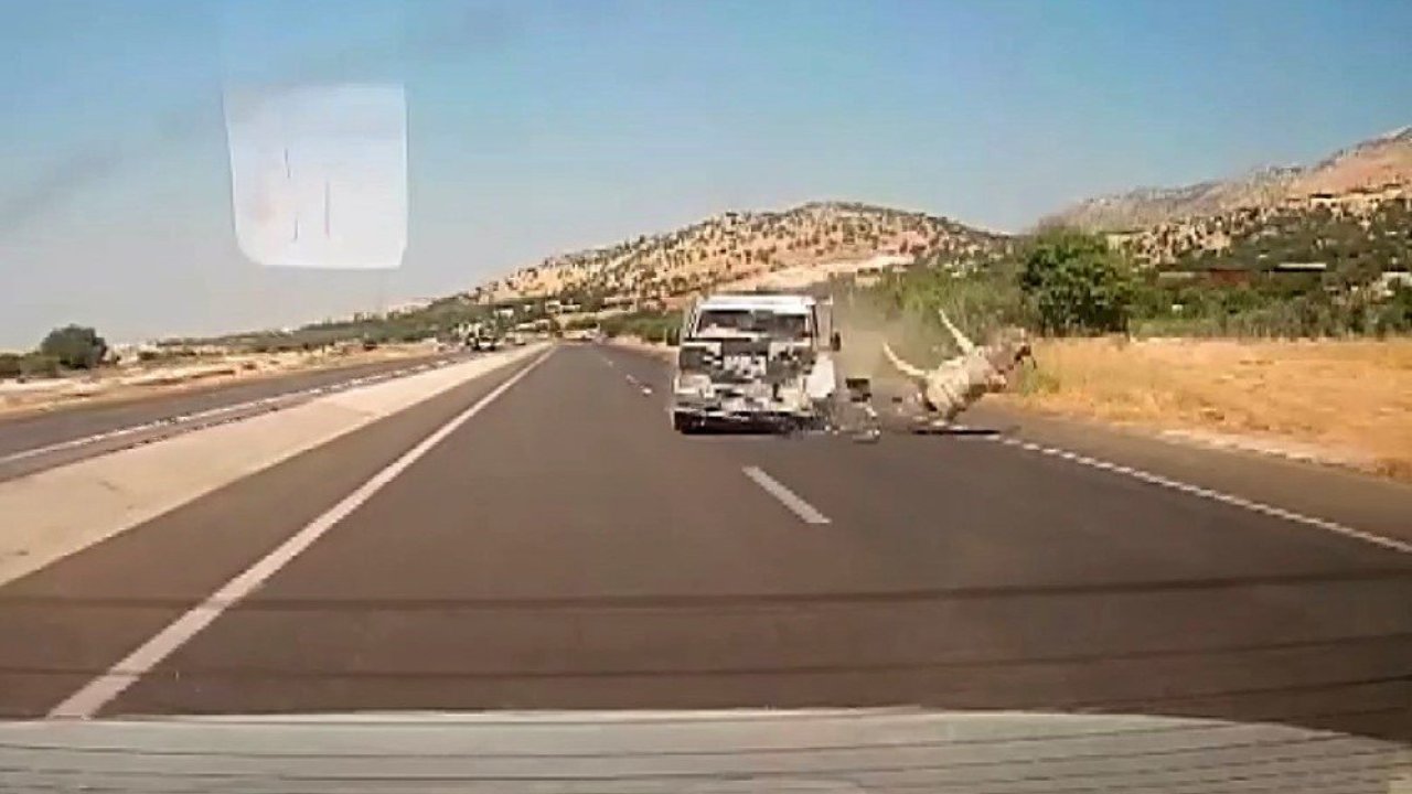 Kamyonetin çarptığı eşek metrelerce havaya fırladı!
