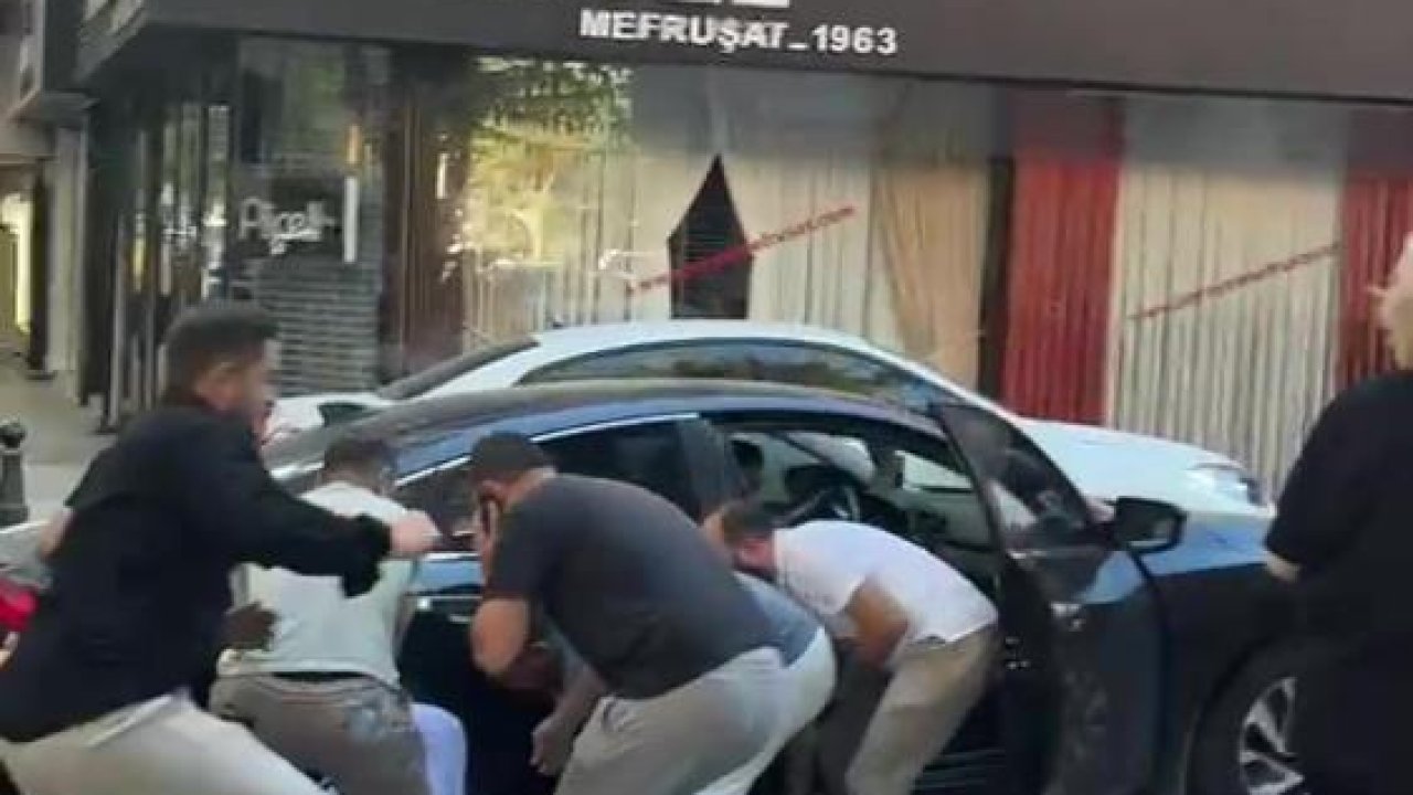 Yürekleri ağza getiren an! Çocuk otomobilin altında kaldı