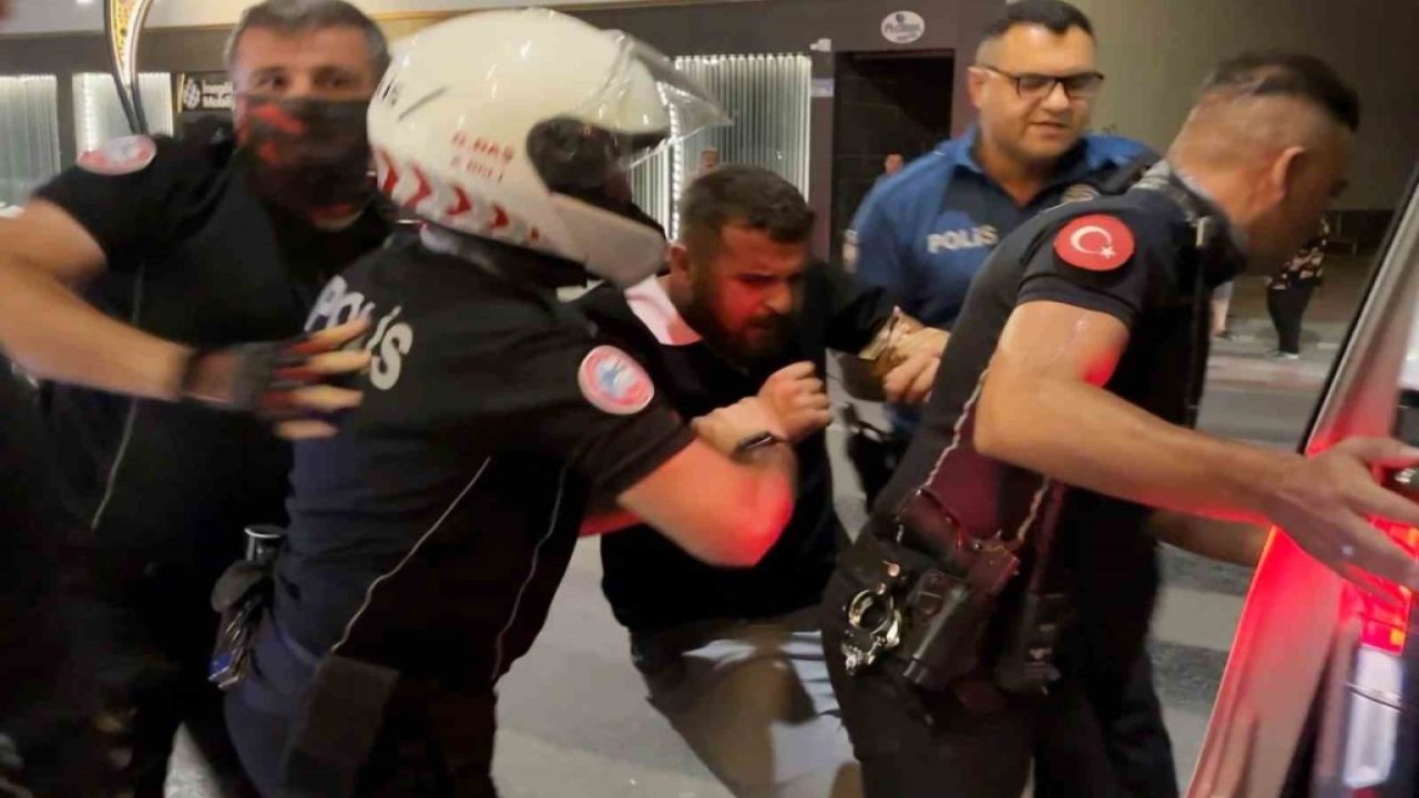 Biri oynayarak, diğeri zorla gözaltına alındı!