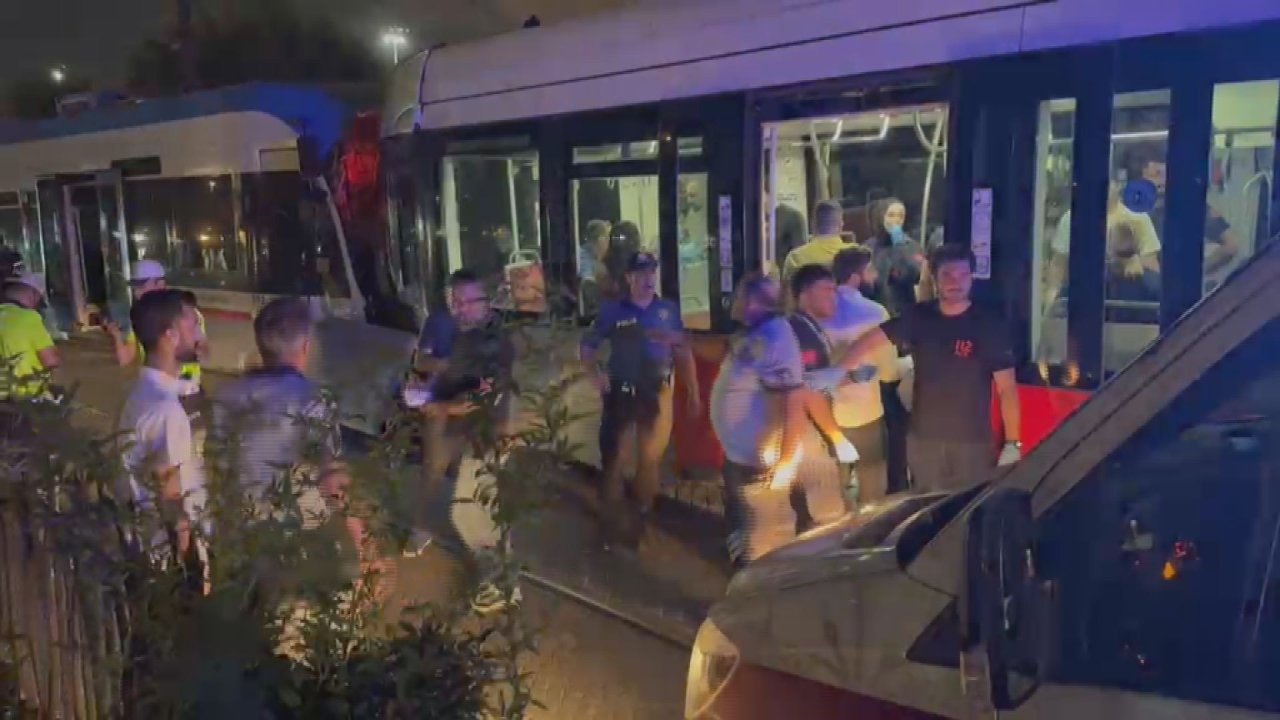 Son dakika! Tramvaylar kafa kafaya çarpıştı