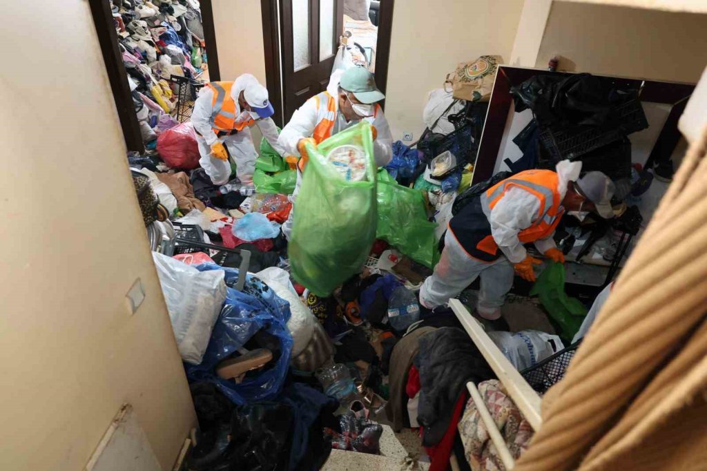 Evden 5 kamyon çöp çıkartıldı