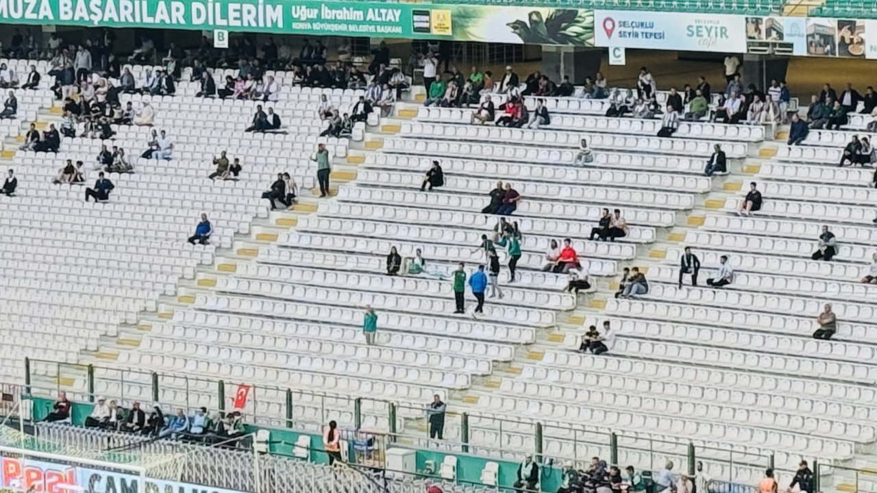 Konyaspor-Kocaelispor maçında tribünler dolmadı