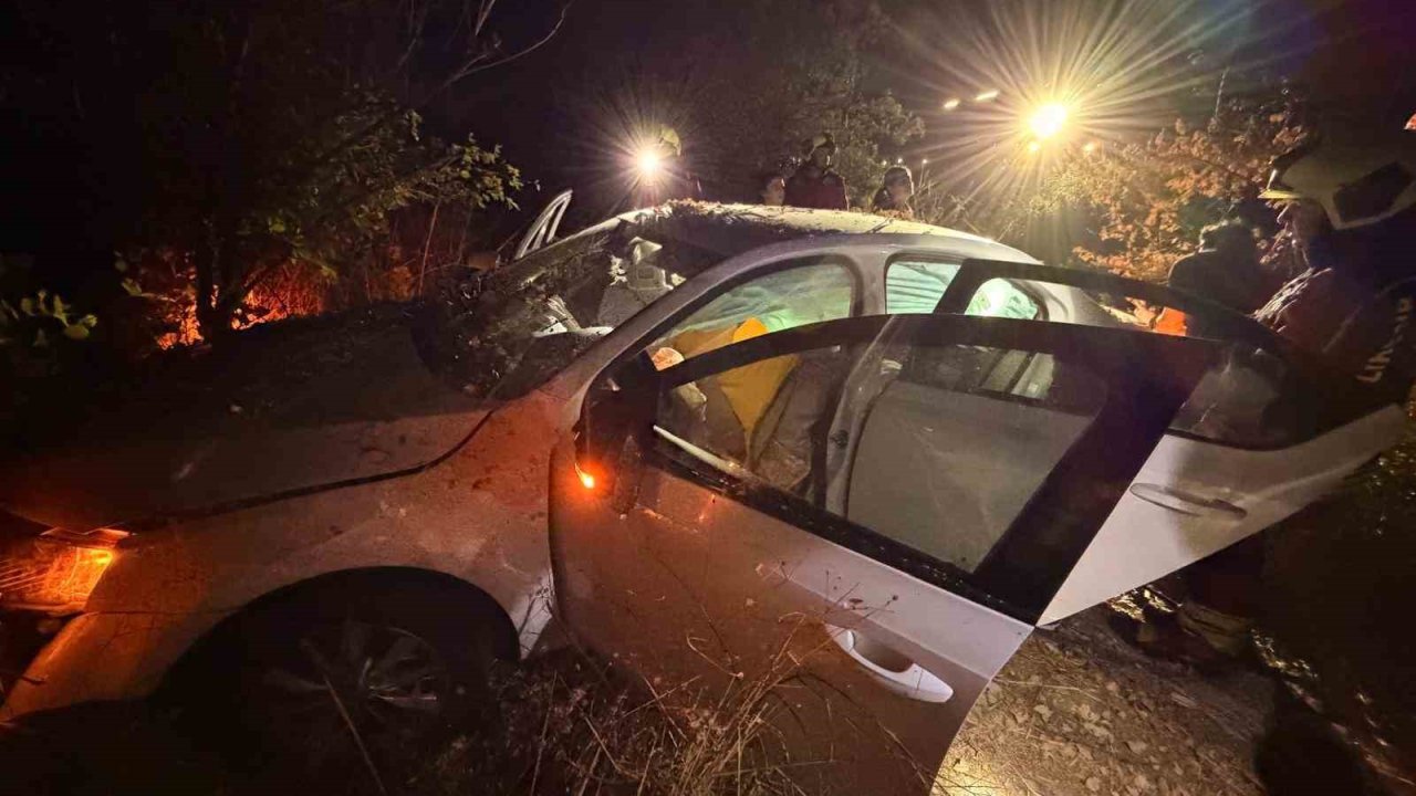 Ayvalık’ta gece yarısı korkutan kaza! Otomobil refüje uçtu, 3 kişi hastanelik oldu