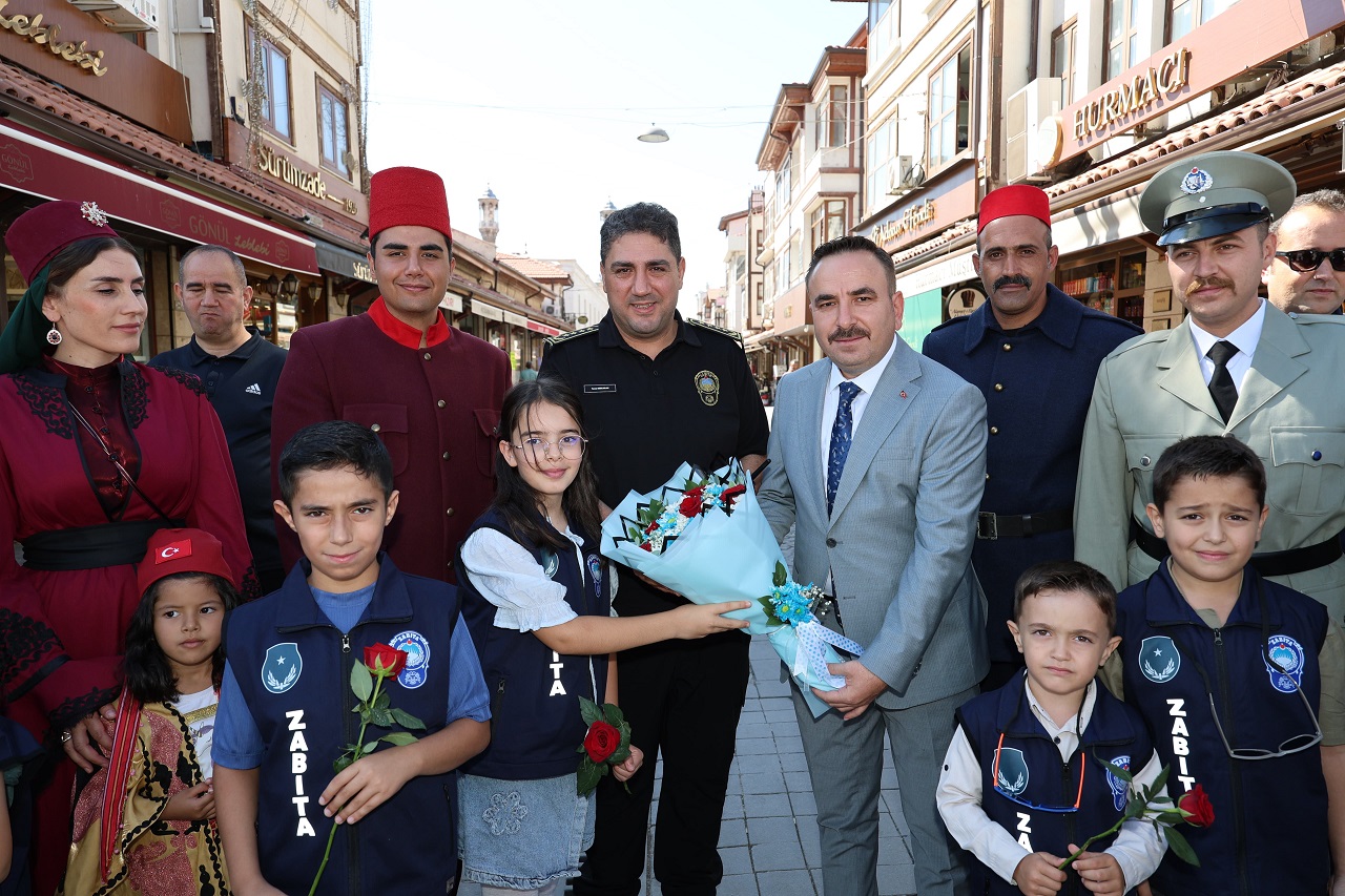 Konya'da geleneksel zabıta kıyafetleri giyip, esnafa gül verdiler