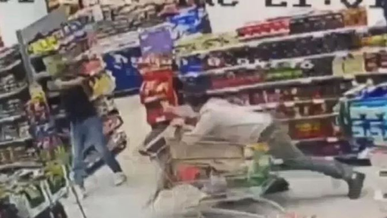 Marketin içinde silahlı kavga! Bacaklarından vuruldu