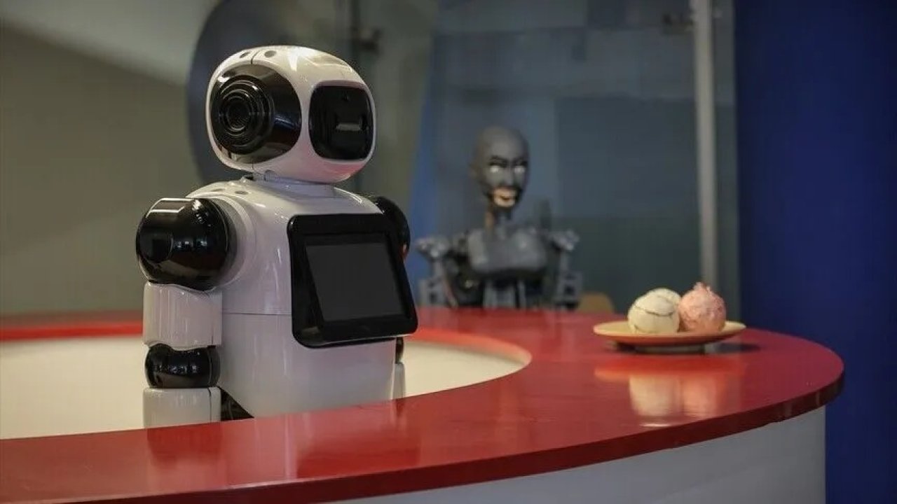 Bursa’da bir ilk! Yapay zekalı robot “Adam” iş başı yaptı