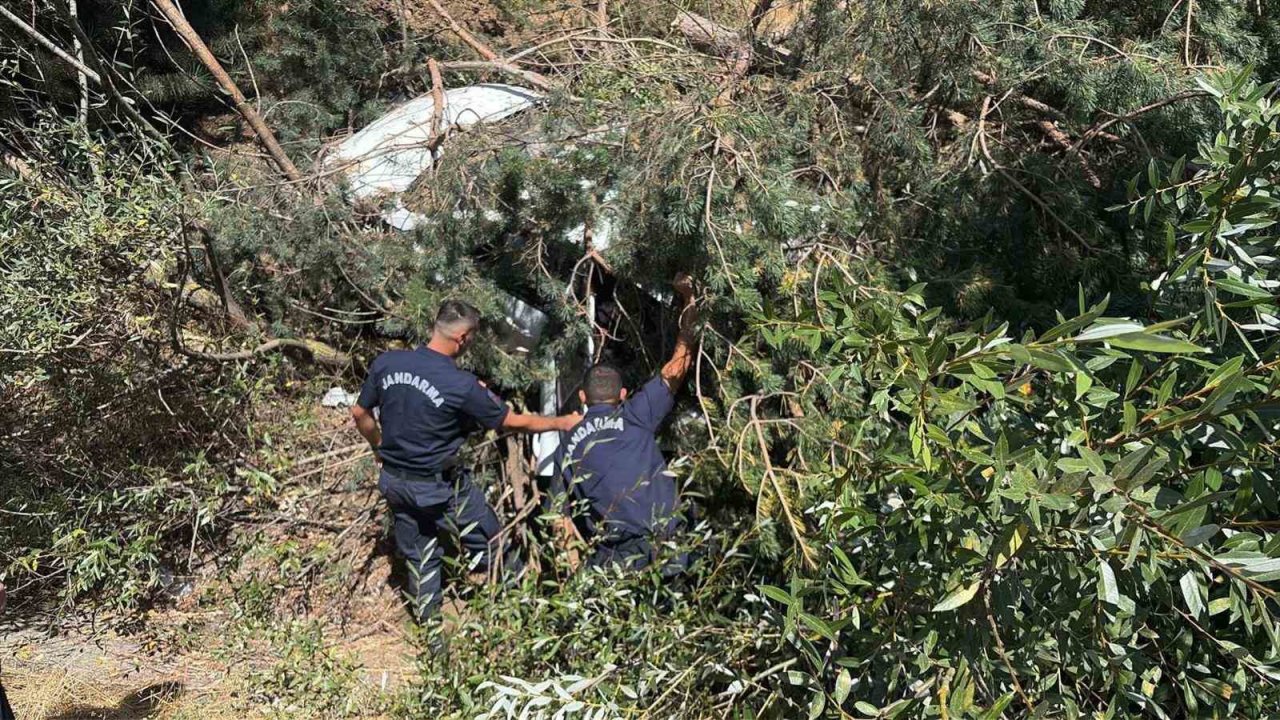 Bilecik’te korkutan kaza! Otomobil şarampole uçtu, 4 kişi ölümden döndü
