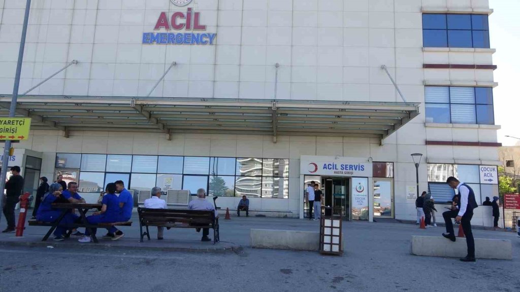 Silaj makinesine bacağını kaptıran gencin ayağı koptu
