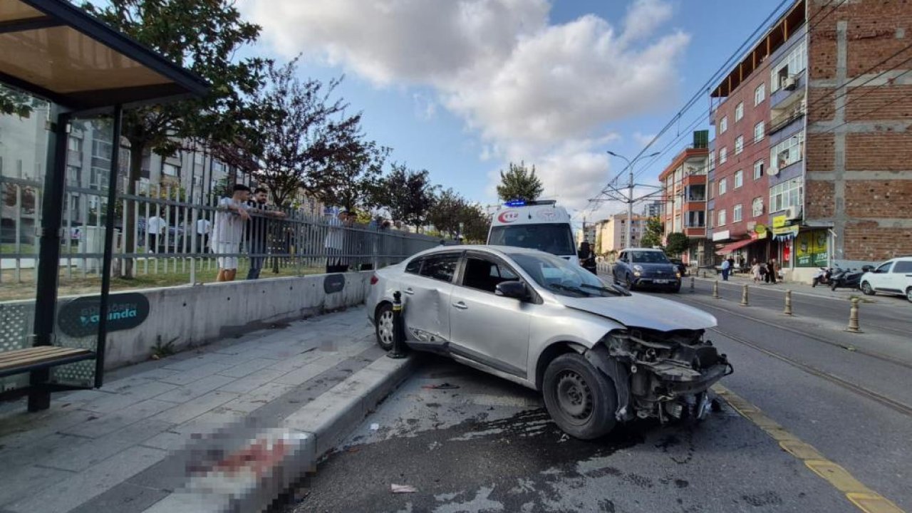 Kaldırımda dehşet! Kontrolden çıkan otomobil yayalara çarptı