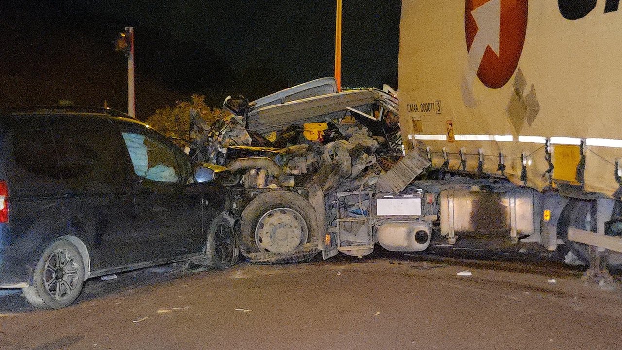 Yol tamamen kapandı! Çok sayıda ölü ve yaralı var