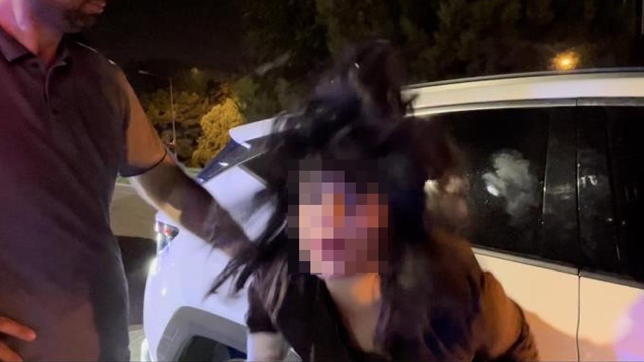 Ters yola girdi, ortalığı birbirine kattı! Gazetecilere tükürdü