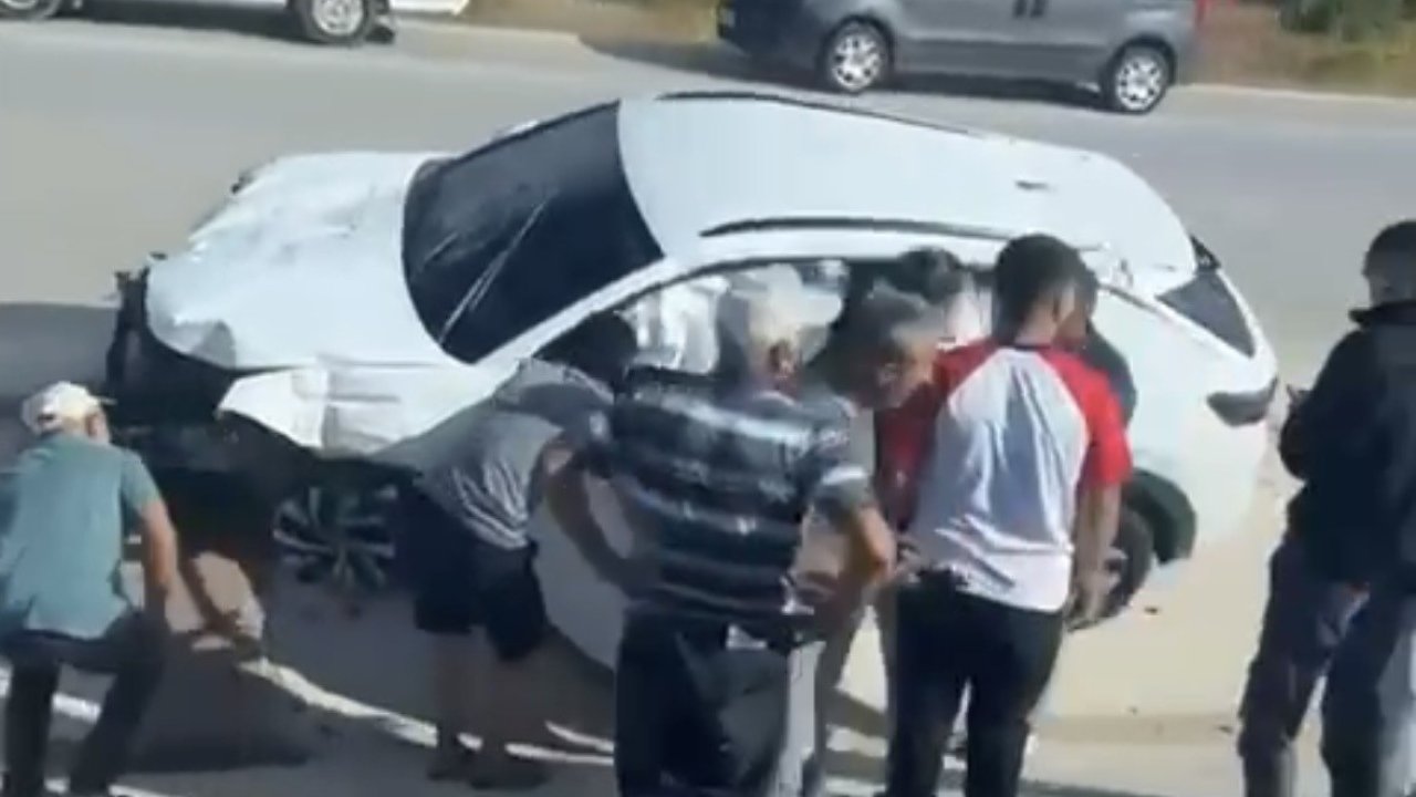 Direksiyon hakimiyetini kaybetti! Otomobil levhalara çarparak durdu