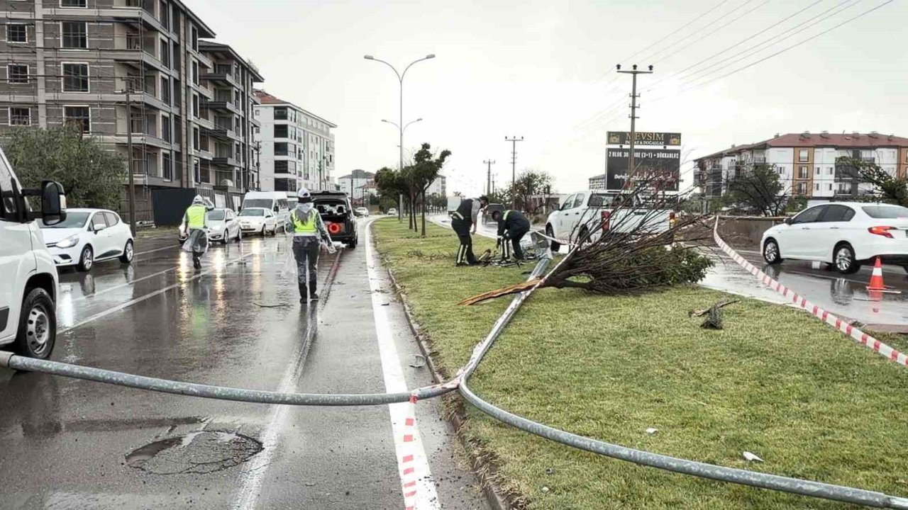 Aksaray’da kontrolden çıkan otomobil önüne geleni devirdi